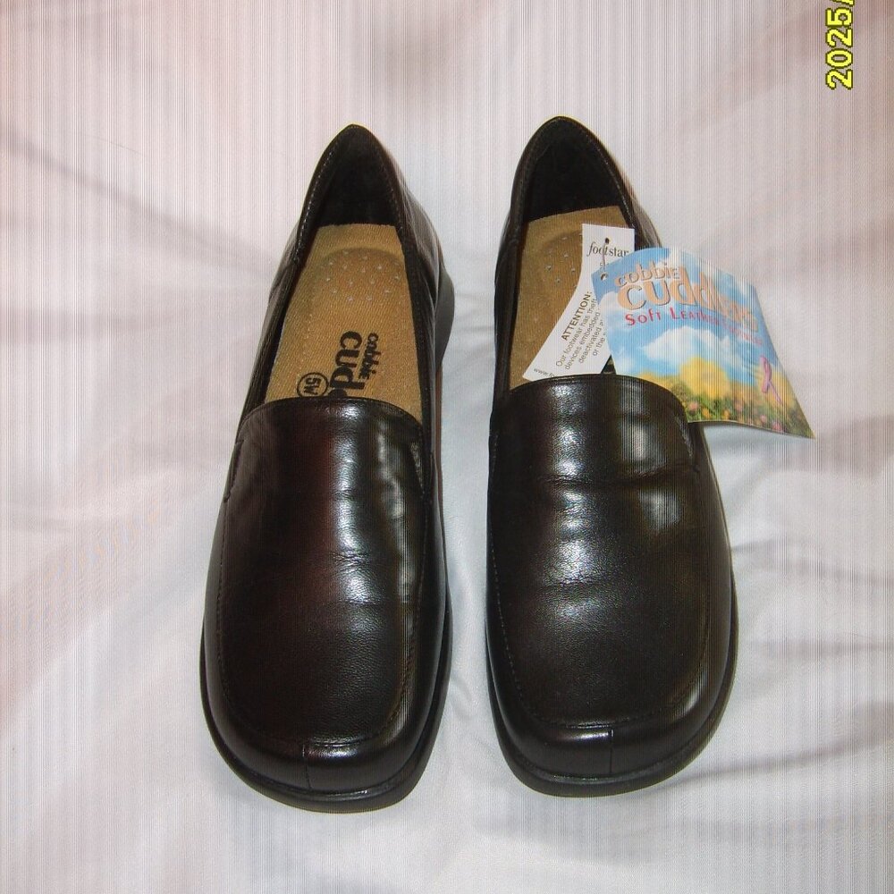 Women's  Cobbie Cuddlers Slip on Loafers Size 5W
